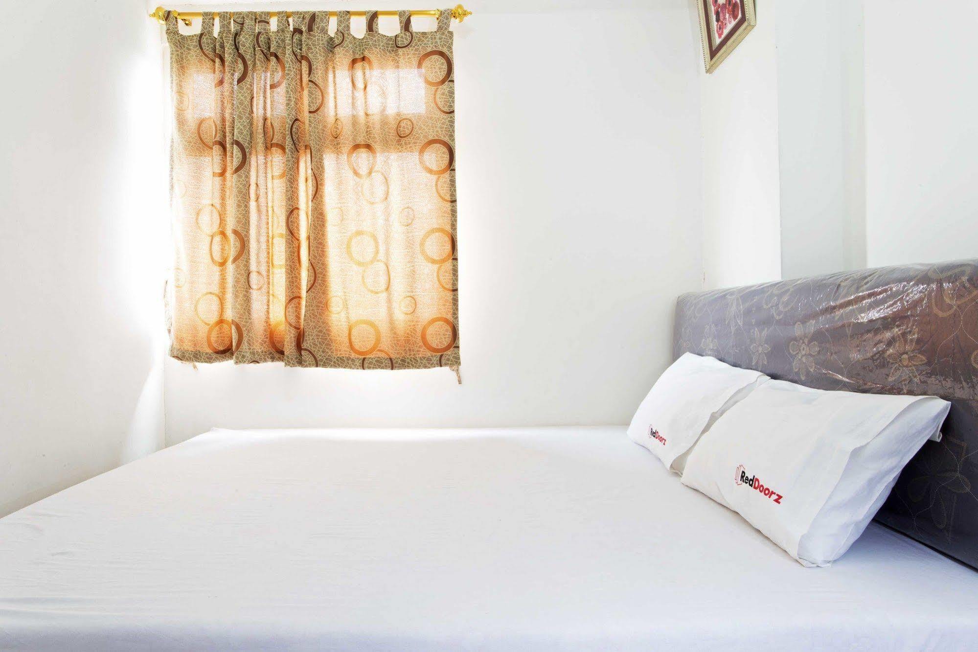 Reddoorz Apartment @ Green Pramuka Dżakarta Zewnętrze zdjęcie