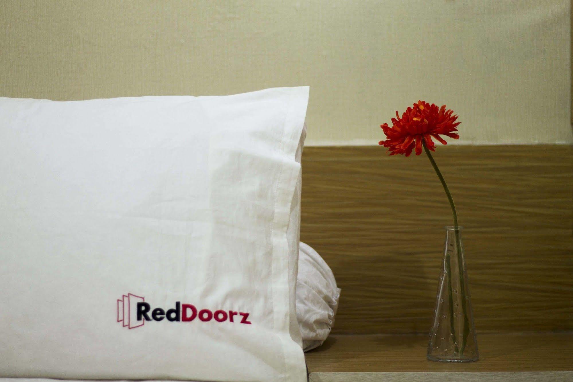 Reddoorz Apartment @ Green Pramuka Dżakarta Zewnętrze zdjęcie